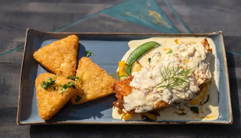 Butter bei die Fische — Gebratenes Lachsfilet mit Grillgemüse, Röstecken und Senf-Dill-Sosse bei Kaspio in Stade
