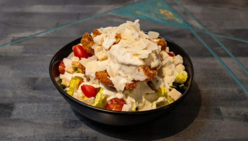 Caesarsalat — Romanasalat, Kirschtomate, Parmesan, Croutons, Caesardressing und Sauerteigbrot bei Kaspio in Stade