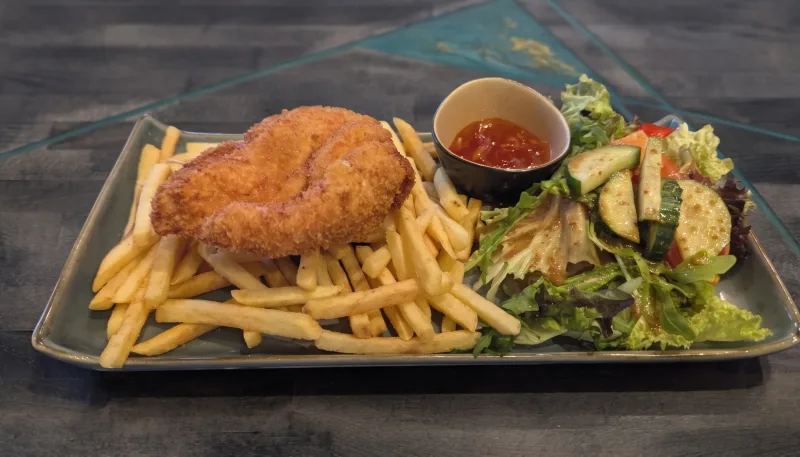 Crispy Chicken — Knuspriges Hähnchenbrustfilet mit Pommes, Salatbeilage und Sweet-Chili-Dip bei Kaspio in Stade