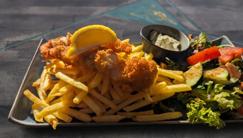 Fish and Chips — Knuspriges Seelachsfilet mit Pommes, Remoulade und Salatbeilage bei Kaspio in Stade