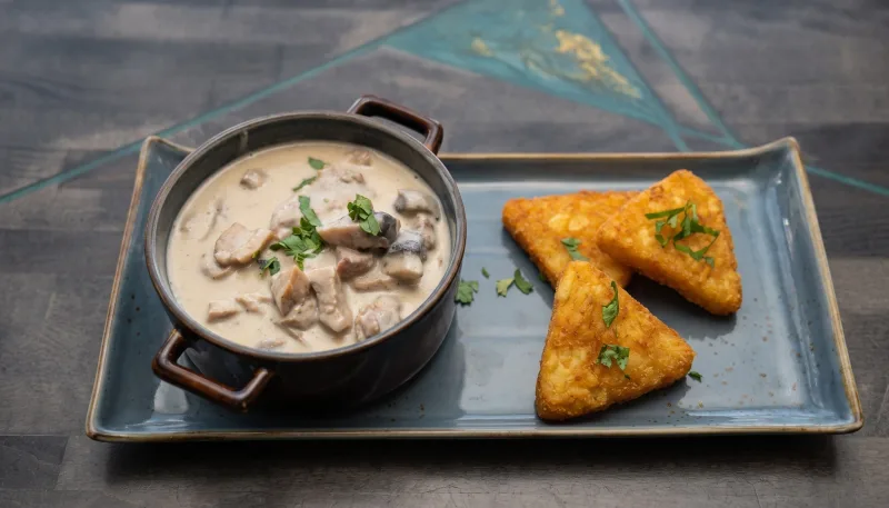 Geschnetzeltes Züricher Art — Geschnetzeltes vom Schwein in Champignon-Sahne-Soße mit Röstiecken bei Kaspio in Stade
