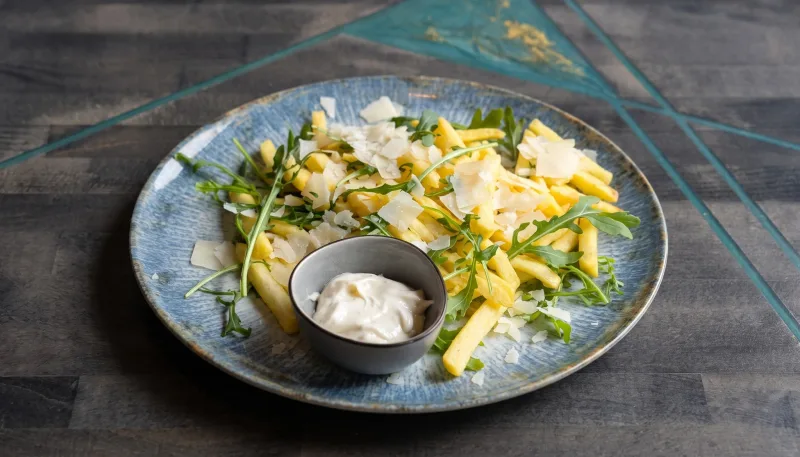 Getrüffelte Pommes — Pommes mit Parmesan, Rucola und Trüffelmayo bei Kaspio in Stade