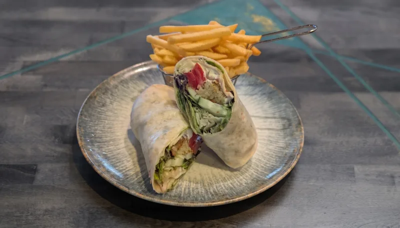 Greek Wrap — Falafeln, Mixsalat, Tomate, Gurke, rote Zwiebel, Tzatziki-Style-Sauce dazu Pomme bei Kaspio in Stade