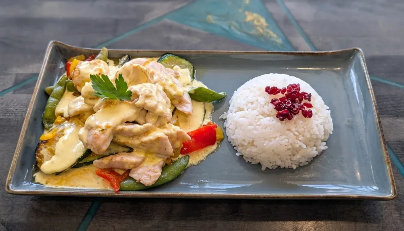 Safranglück — Hähnchenbrustfilet mit Safransauce, Jasminreis, Berberitzen und Grillgemüse bei Kaspio in Stade