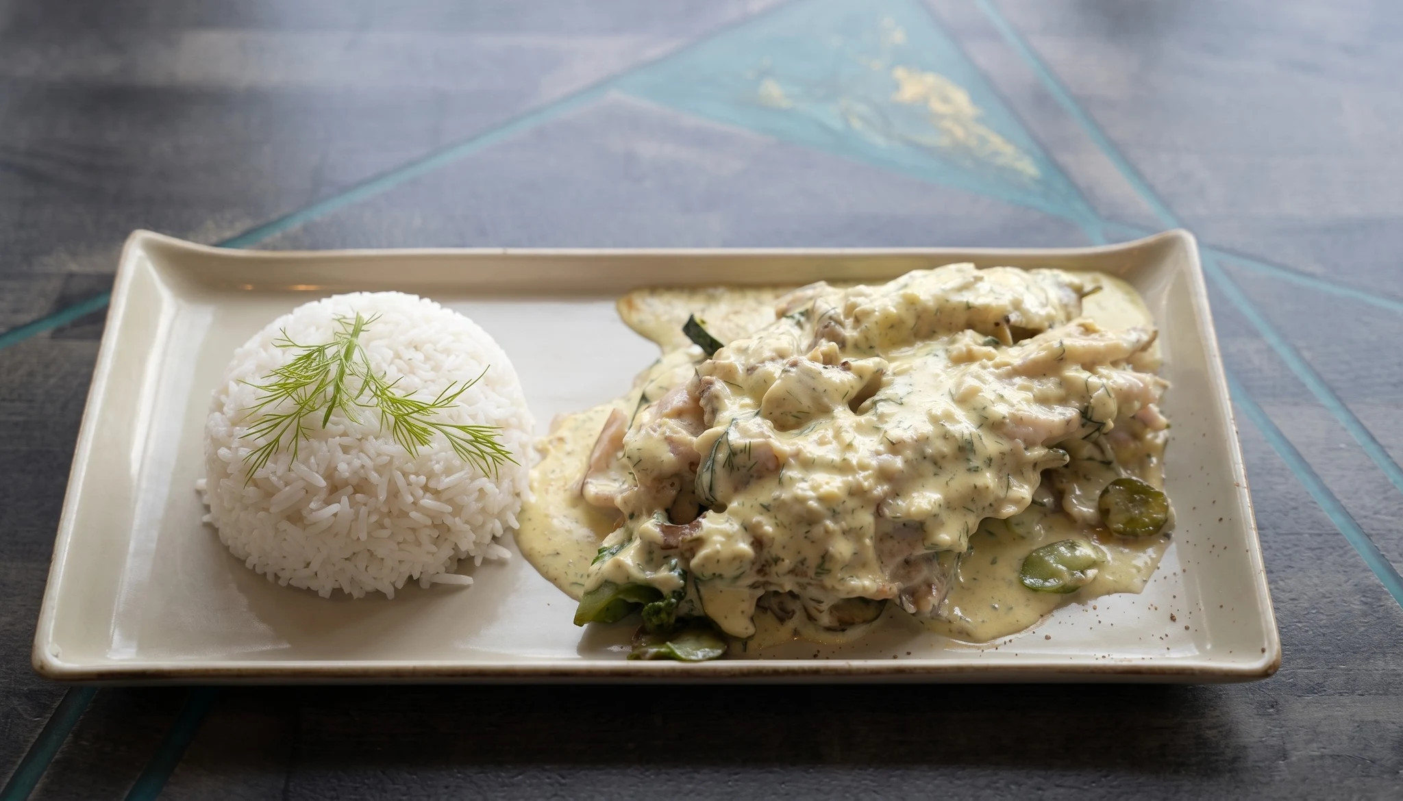 Smaragdteller — Seelachs mit dicken Bohnen, Zucchini, Brokkoli in Dill-Kurkuma-Sahnesauce, dazu  bei Kaspio in Stade