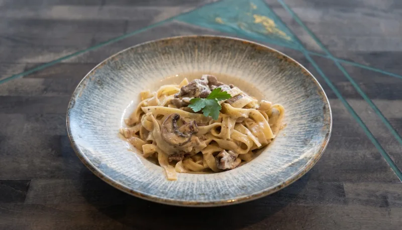 Sultan — Tagliatelle, Champignon-Sahnesauce und Rinderfiletstreifen bei Kaspio in Stade