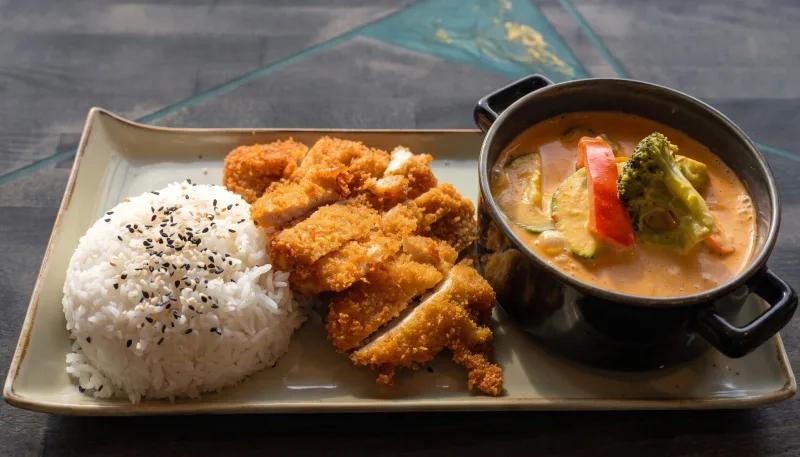 Thai Curry & Reis (mittelscharf) — Mit Brokkoli, Zucchini, Karotte und Paprika bei Kaspio in Stade