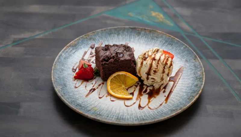 Warmer Brownie — Mit Vanilleeis und Schokososse bei Kaspio in Stade