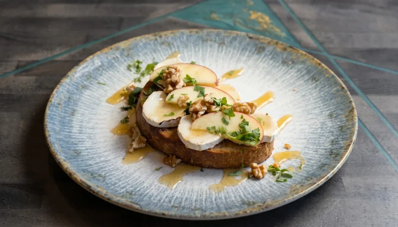 Ziegenkäse Crosstini — Geröstetes Sauerteigbrot, Ziegenkäse, Apfel, Honig und Walnüsse bei Kaspio in Stade