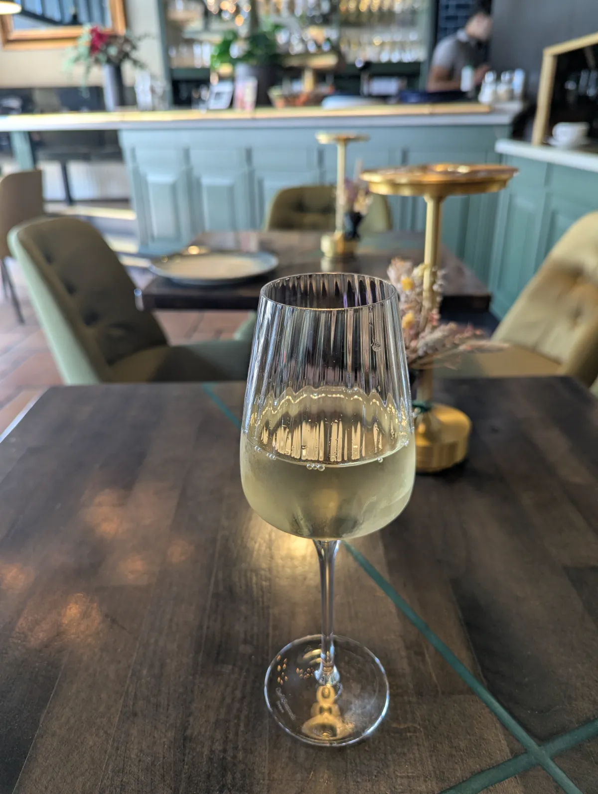 Chardonnay (Trocken) 0,2L — Weißwein. Vollmundig und weich mit dezenten Fruchtaromen bei Kaspio in Stade